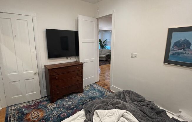 2 beds, 1 bath, 2 sqft, $2,000, Unit 441 E Garfield Ave Lower