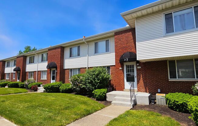 Beautiful 2 Bedroom/1bath Townhome with W/D hookup and attached garage