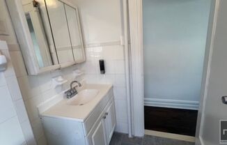 2 beds, 1 bath, $2,400, Unit 2