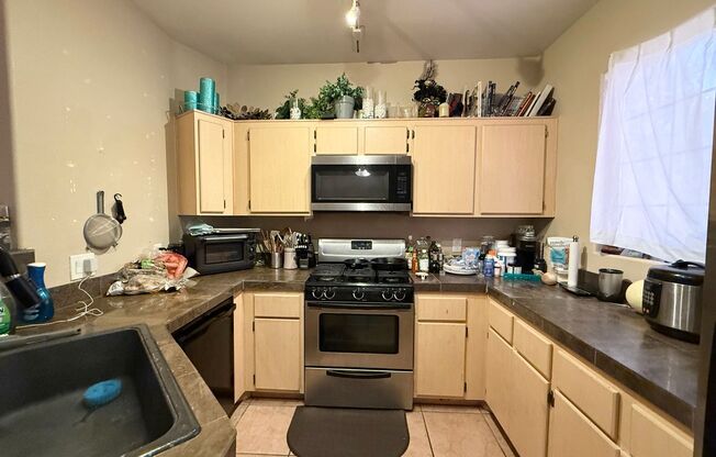 Room for Rent in Gated Community – First-Floor 2 Bed, 2 Bath Condo