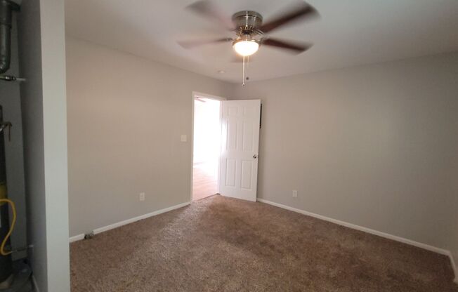 2 beds, 1 bath, 947 sqft, $1,100, Unit Unit 122