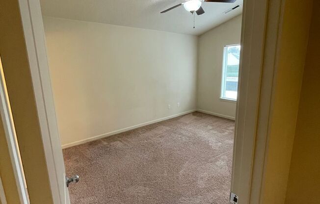 3 beds, 2.5 baths, 1,300 sqft, $1,900, Unit 424