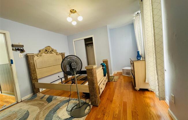 3 beds, 1 bath, $3,200, Unit 2