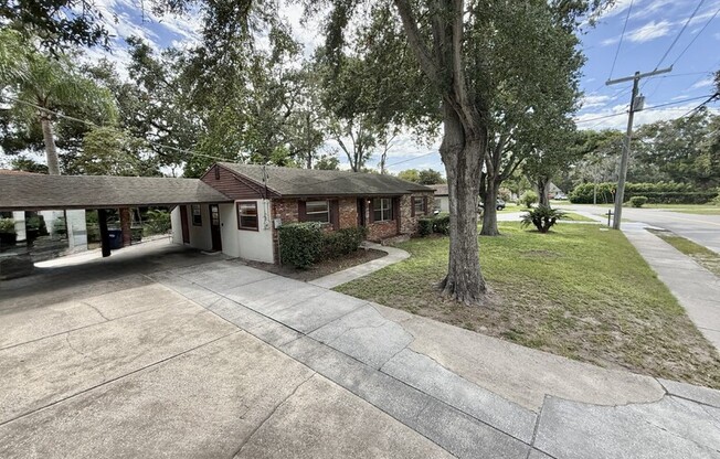 1502 W COUNTRY CLUB DR