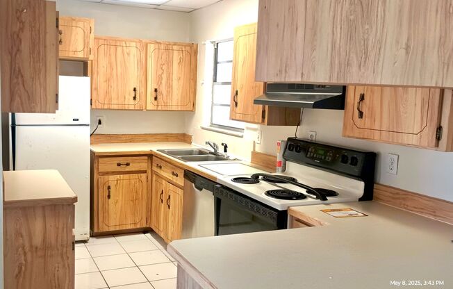 Spacious 3-Bedroom, 2-Bathroom Home in Desirable Beachside Daytona Beach!