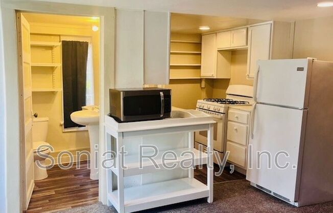 7 Allard Boulevard, 2