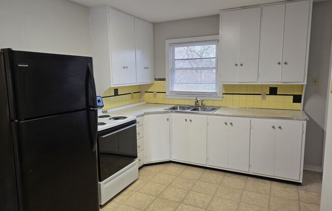 2 beds, 1 bath, $1,295