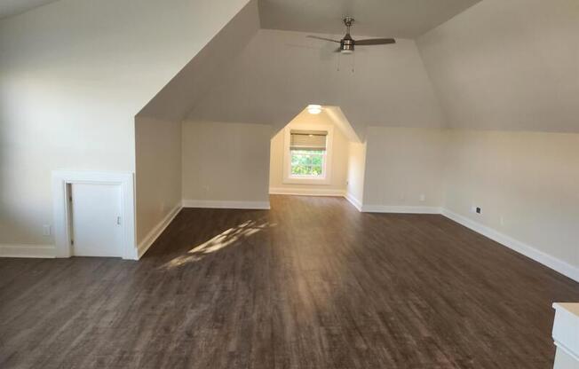 1048 1/2 HIGH ST