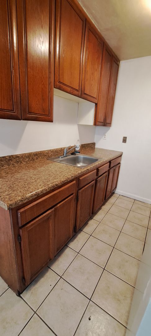 2 beds, 1 bath, $925, Unit C1
