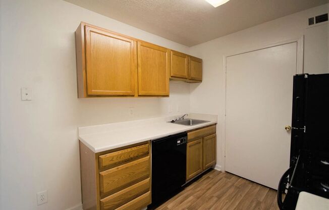 1 bed, 1 bath, 925 sqft, $1,170, Unit D02