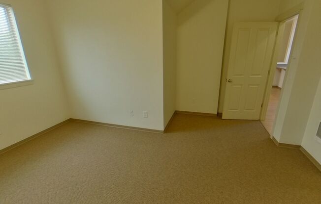 3 beds, 2 baths, 1,239 sqft, $2,625, Unit 25