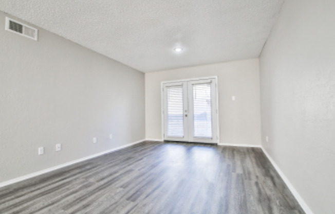 2 beds, 1 bath, 990 sqft, $995