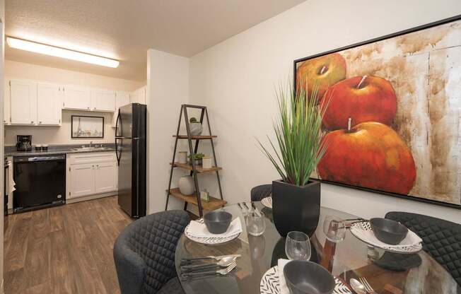 River Pointe model 1x1 dining room