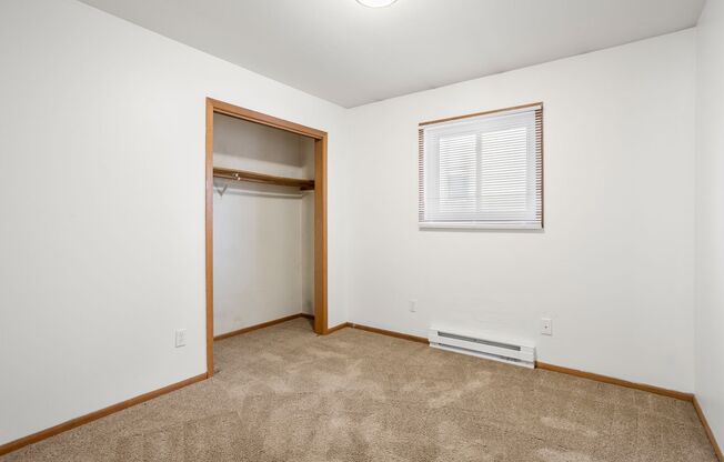 3 beds, 1 bath, $1,300, Unit Upper Unit