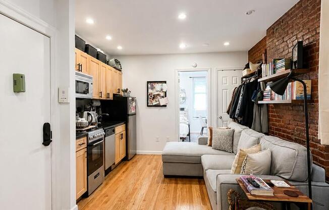 256 W 15 ST