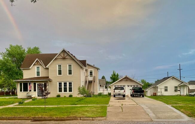 301 W 1 ST