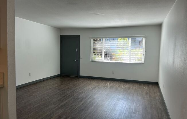 2 beds, 1 bath, 950 sqft, $2,910, Unit B087