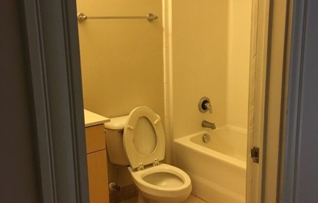 2 beds, 2 baths, 900 sqft, $1,850, Unit 403