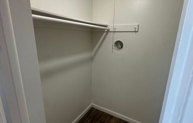 1 bed, 1 bath, 700 sqft, $1,100, Unit 5496-B