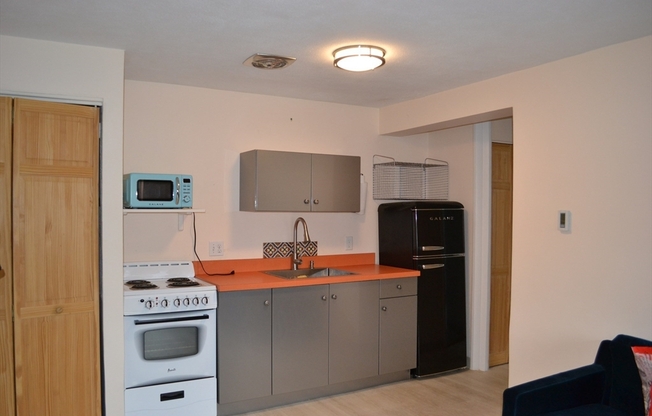 6 COLONIAL VLG DR