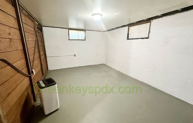 Huge 4 Bedroom 2 Bath House across from Rose City Golf Course