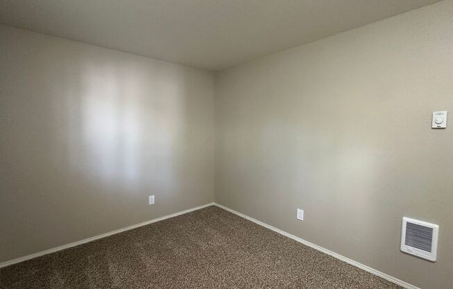 3 beds, 1 bath, 1,040 sqft, $1,525, Unit 66