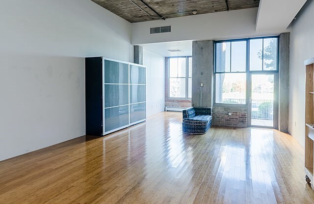 Studio, 1 bath, 989 sqft, $2,400, Unit Street
