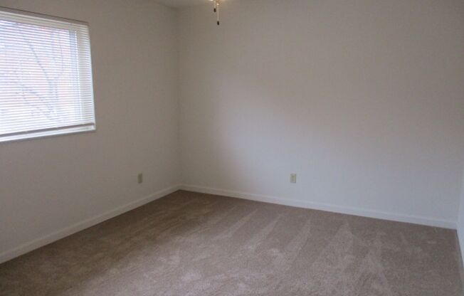 2 beds, 1 bath, 900 sqft, $995, Unit 04067-2