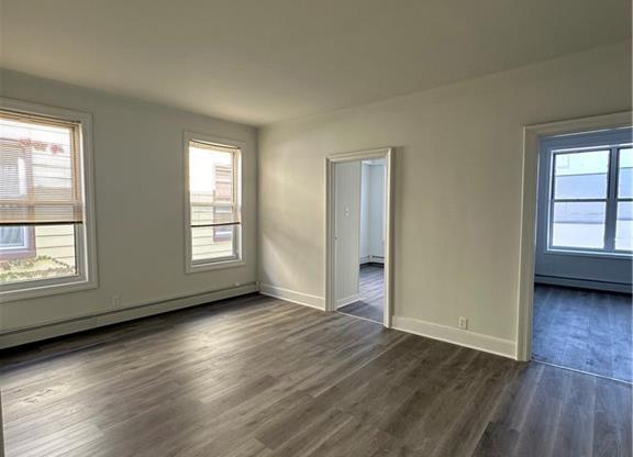 3 beds, 1 bath, 1,000 sqft, $3,200