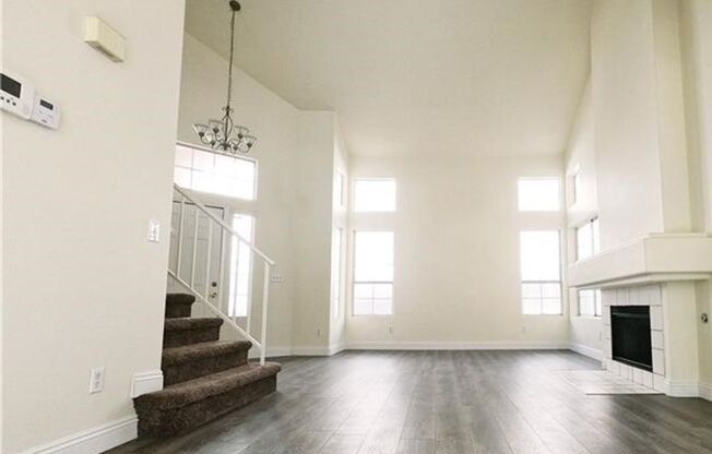 4 Bedroom! Buffalo & Smoke Ranch Area!