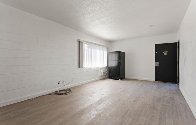 Studio, 1 bath, 325 sqft, $800, Unit 210