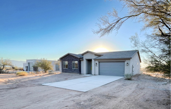 3Bed/2Bath Home in North Scottsdale! Ready for Immediate Move-In! -- NO HOA! RV Parking!