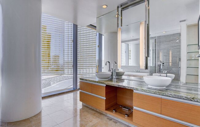 2 beds, 2 baths, $4,400, Unit # 802
