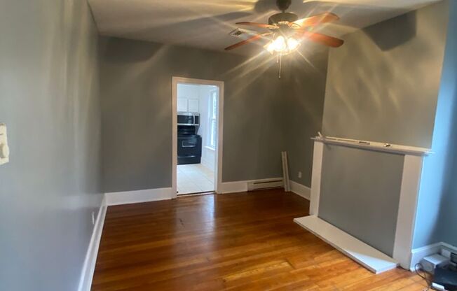 3 beds, 1 bath, 800 sqft, $1,350, Unit Apt B (Upstairs)