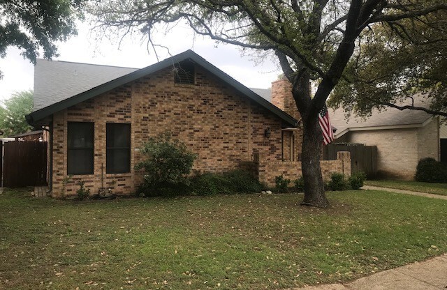 Beautiful home in Blanco Woods w/community pool!