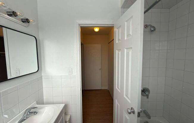 Studio, 1 bath, 487 sqft, $1,300, Unit Fifth 201
