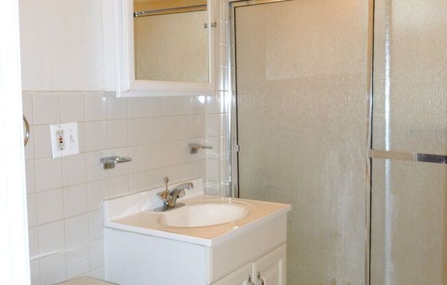 3 beds, 1 bath, 950 sqft, $2,700, Unit 101