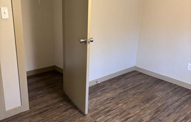 3 beds, 2 baths, $1,250, Unit D209