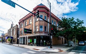 5749 W Chicago
