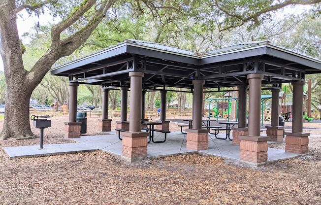 Well kept 2 bed/2.5 baths Townhome in the heart of Tuscawilla