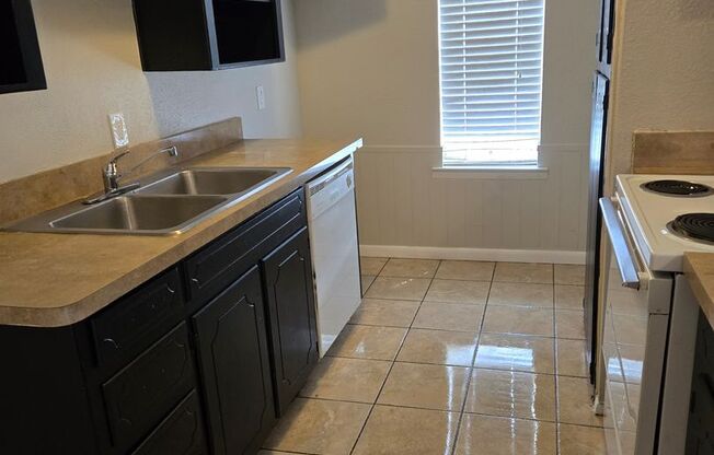 Charming 1-Bedroom Quad in Fort Worth – 800 Sq. Ft.