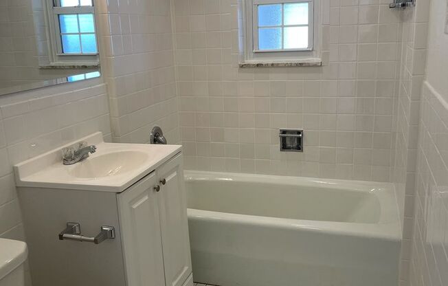 1 bed, 1 bath, 768 sqft, $2,450, Unit Royal York 1106