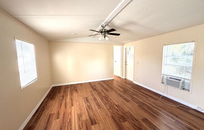 FIRST MONTH'S RENT FREE! 2/1.5 IN SPRINGWOOD PARK