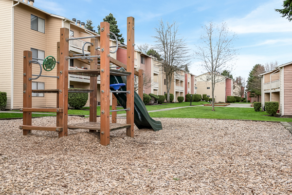 2 beds, 1.5 baths, 920 sqft, $1,810, Unit L202