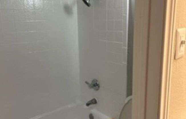1 bed, 1 bath, 672 sqft, $1,045, Unit 1028