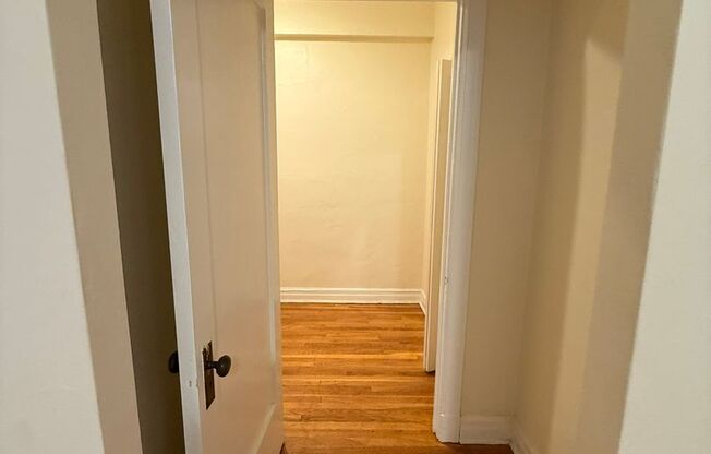 Studio, 1 bath, 294 sqft, $1,230, Unit New King Edward  5A4