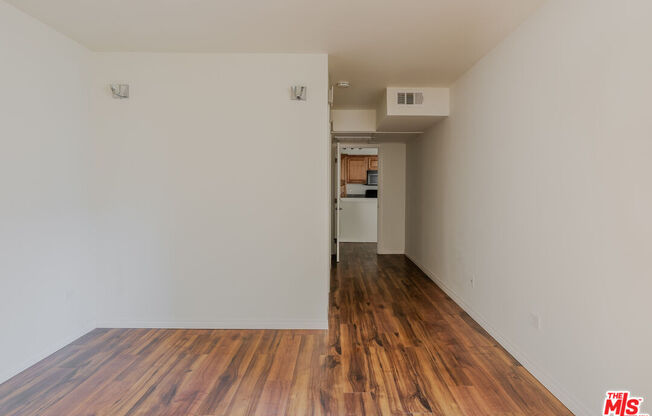 1 bed, 1 bath, 800 sqft, $2,100, Unit 517