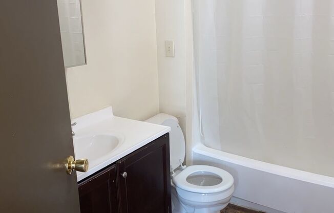 2BR SINGLE FAMILY IN HANDY LOCATION, PARKING, HUGE FRONT YARD, AFFORDABLE