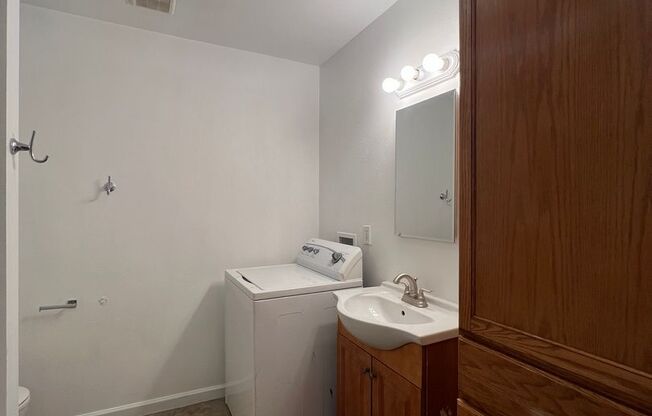 2 beds, 1 bath, 800 sqft, $1,075, Unit # 2