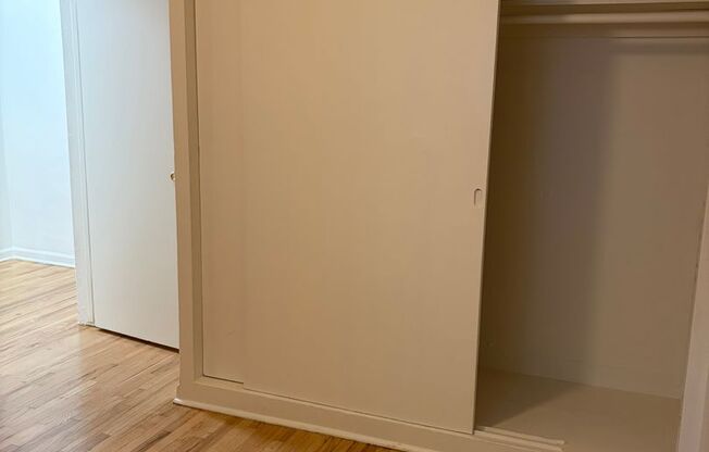 2 beds, 1 bath, 702 sqft, $2,350, Unit B09